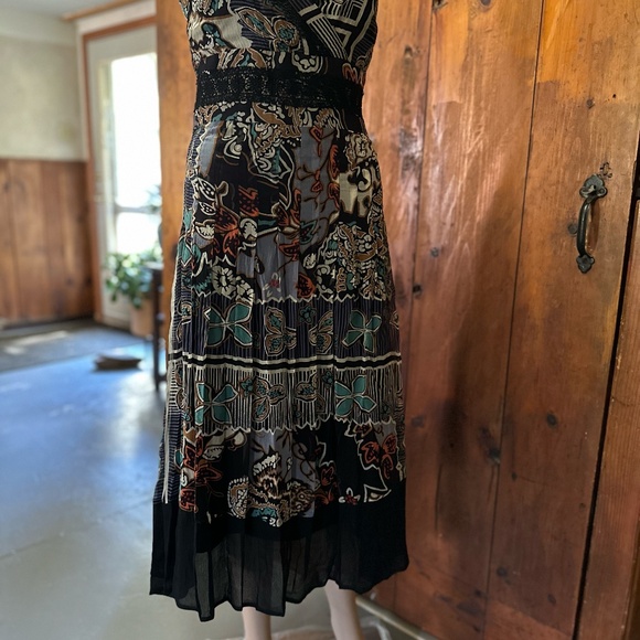 Beautiful pleated silk slip dress with unique pattern and trim - Picture 7 of 10